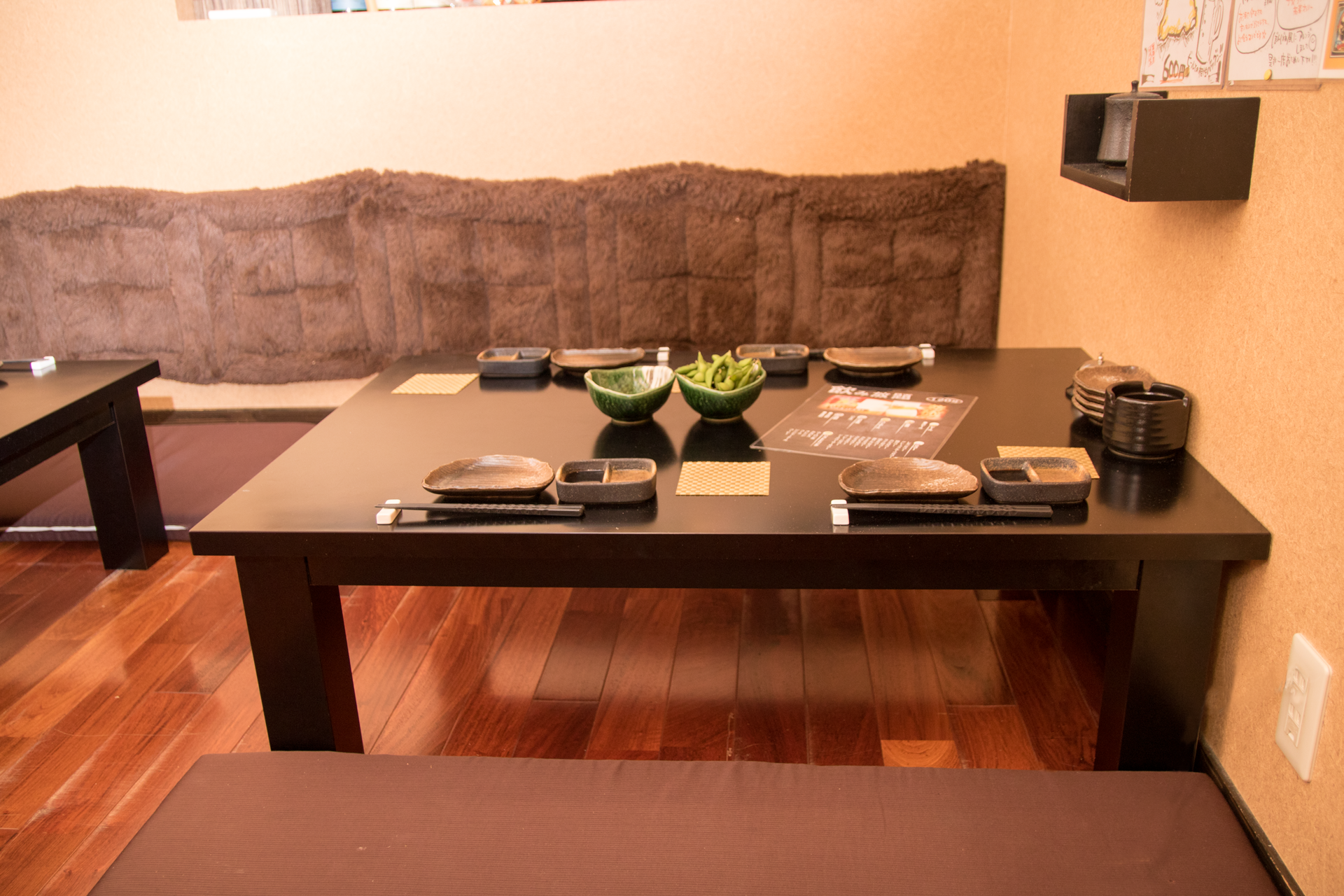 テーブル席 ( 1F )